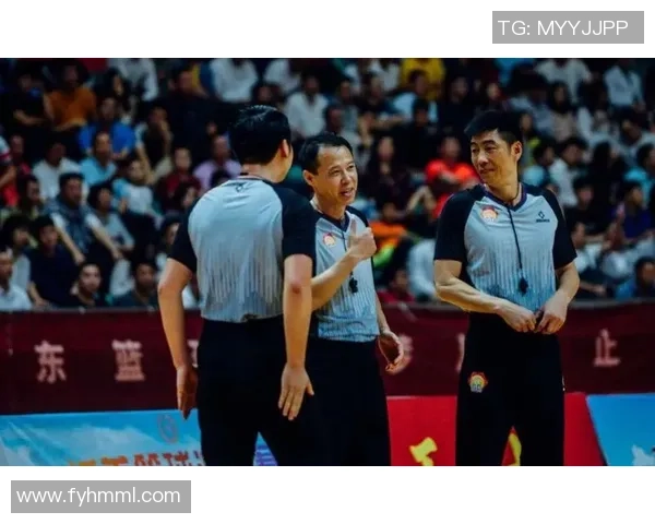 重庆篮球队配合问题引发热议球迷对战术执行与团队默契展开激烈讨论